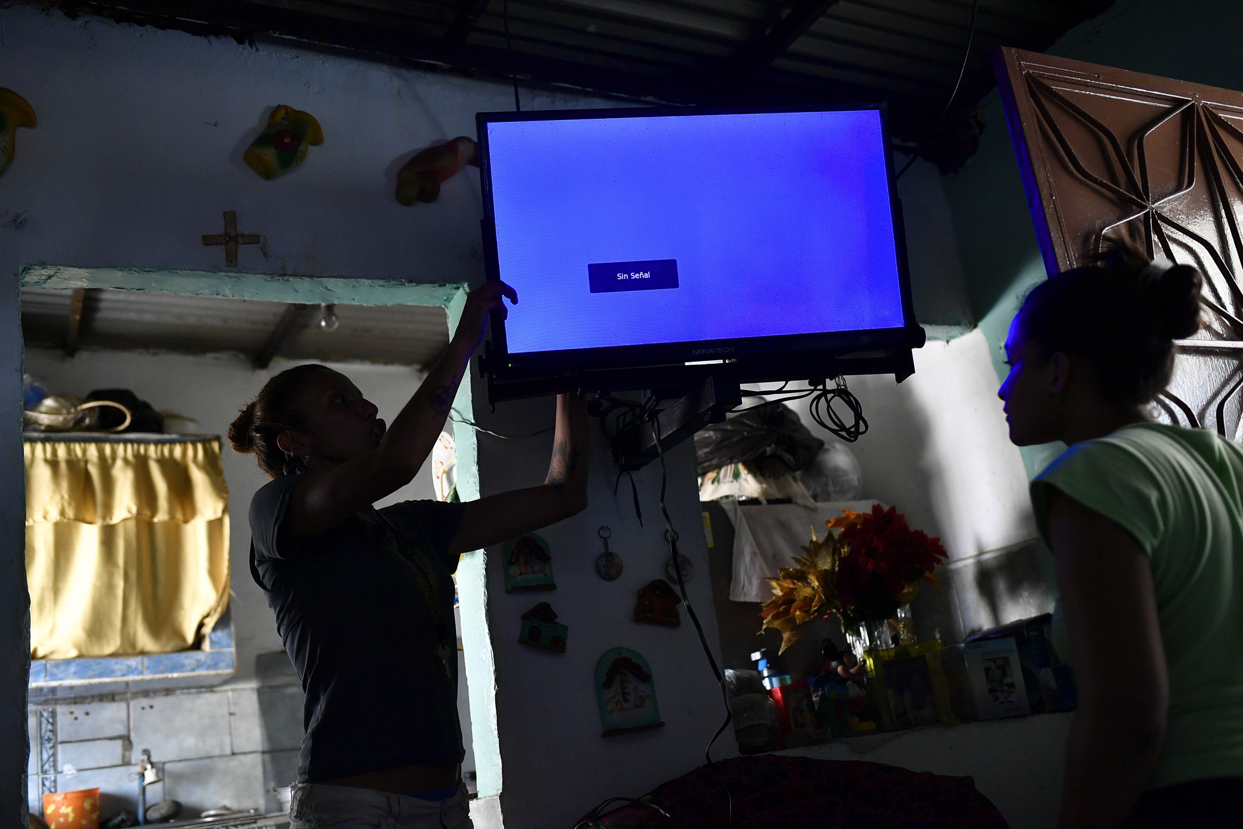 Venezuela takes Colombia's private TV channels off air