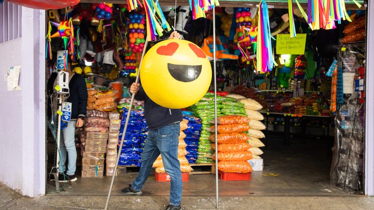 Smash hits: cómo los memes virales invadieron el diseño de la piñata