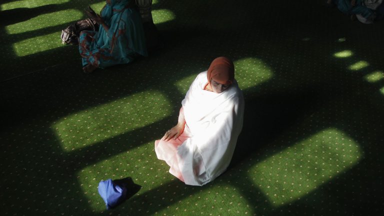 A woman prays at a Sufi Muslim mosque inK Kashmir.