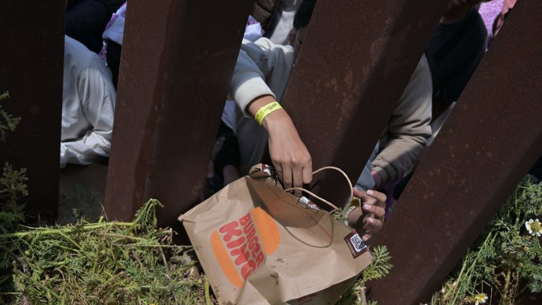 Migrantes varados en la frontera entre Estados Unidos y México piden comida en aplicaciones de entrega
