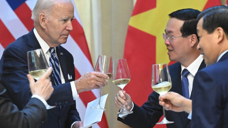 A photo showing US President Joe Biden toast wine glasses with Vietnam's President Vo Van Thuong (2R).