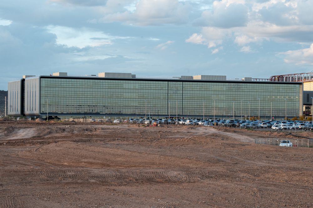 Офисное здание TSMC со стеклянными стенами на строительной площадке на окраине северного Феникса, Фото сделано  в марте 2024 года.