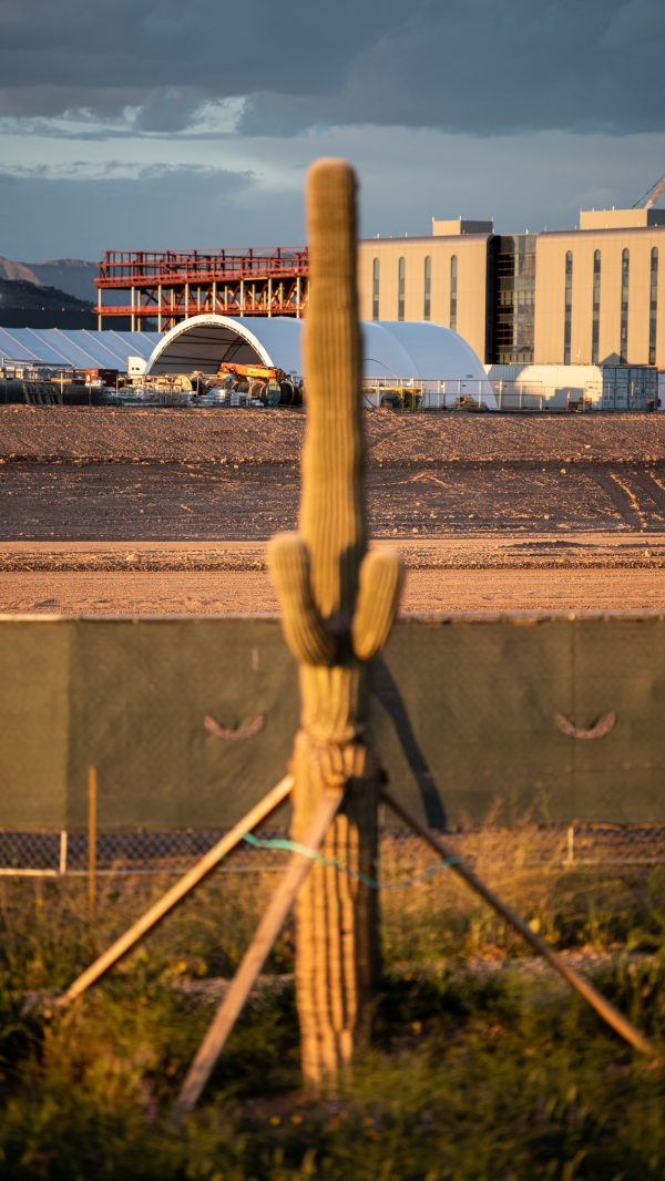 2024 年 3 月，台积电位于亚利桑那州沙漠中的建筑工地被链条围栏和隐私篷布环绕。