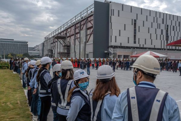 2022 年，工人们聚集在台湾台南的台积电工厂举行仪式。