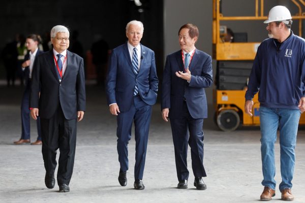 2022 年，美国总统乔 - 拜登（Joe Biden）在参观亚利桑那州的台积电工厂时，与台积电首席执行官魏幸全和董事长刘积仁同行。